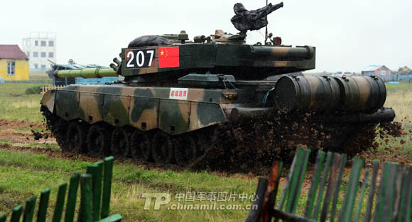 中俄举行实兵合练 解放军96A坦克编队进攻
