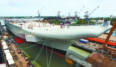 印度第一艘国产航母“维克兰特”号12日在南部港口科钦下水。 新华社发