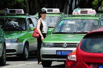 站外停放了很多出租车,一有乘客前来,司机就会和乘客谈价格,并不打表