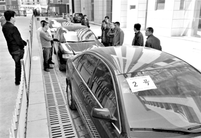 延安市部分党政部门公务用车超标，后被公开拍卖。新华社记者调查发现，职务消费范围不清，标准不明，部分地区领导用车浪费惊人。