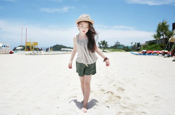韩国6岁萝莉超萌可爱照网络爆红 潮装扮相似小