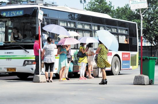 8万人次.图为一群市民在长沙火车站公交站等车. 邹麟 摄