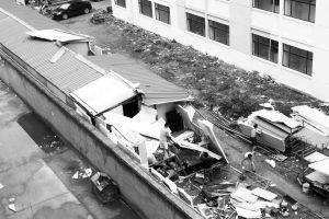 狂风摧毁60米简易房 屋顶飞入小区砸坏6辆车(