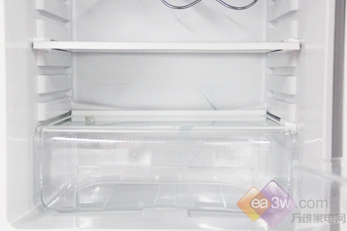 冷冻室提供了五个大容量储存抽屉，深冷速冻保鲜，实时满足食物营养需求。冰箱提供低温自动补偿，无需手动调节，冰箱内部温度更加均衡。