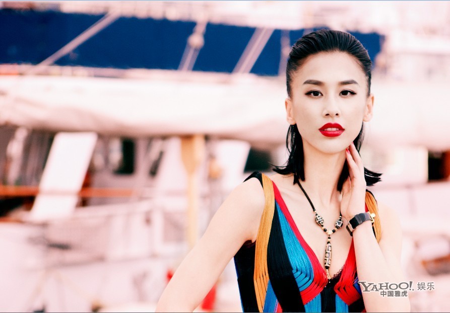 烈焰红唇显妩媚 日前,黄圣依为某时尚杂志拍摄了一组封面,该造型依据