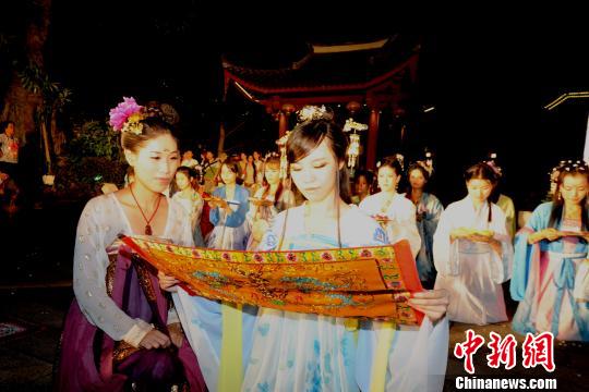 福建汉服爱好者七夕夜举行传统祭星乞巧仪式(组图)