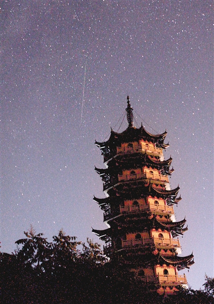 江西 英仙座流星雨划过江西省都昌县南山塔上空(8月13日摄).