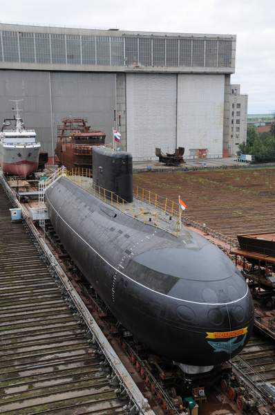 印度海军“辛杜拉克沙克”号(Sindhurakshak)基洛级潜艇(877EKM)在俄罗斯北德文斯克的一处造船厂完成中期维修和改造。