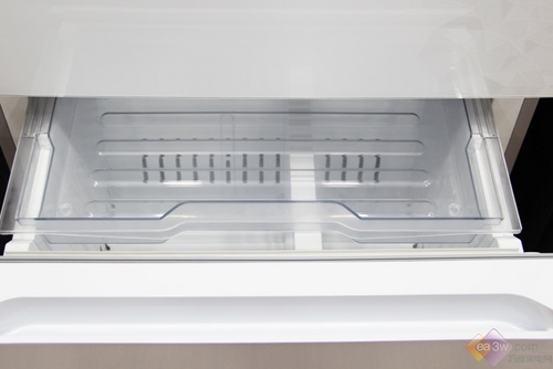 美的凡帝罗多门冰箱BCD-370WGPVA采用直流变频压缩机，内置无刷可调速电机，智能调节运转效率，高效稳定，节能静音。日耗电量仅0.82度，达到了一级能效水平。