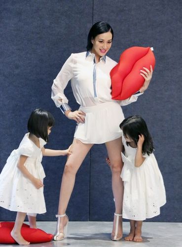 据台湾"苹果日报"即时消息,42岁的港星钟丽缇虽已是3个女孩的妈,身材