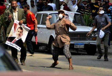 当地时间14日，埃及警方对前总统穆尔西支持者在开罗的两处营地实施清场行动，双方发生冲突