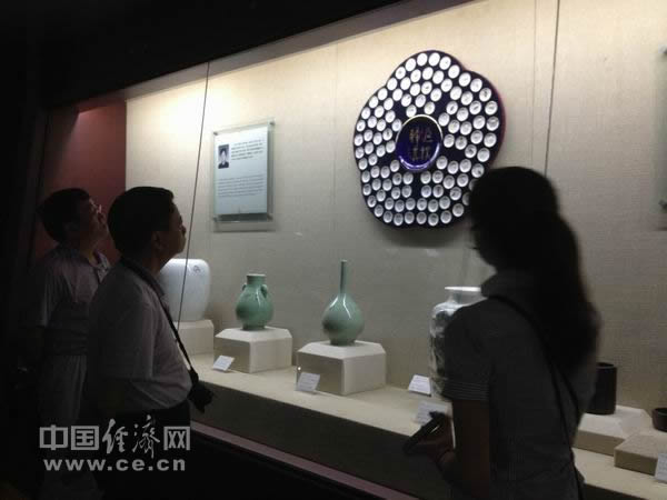 全国政协委员参观中国陶瓷博物馆(组图)