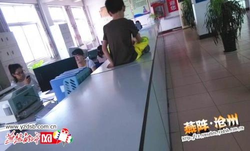 网曝河北任丘公职人员上班带孩子玩电脑(图)
