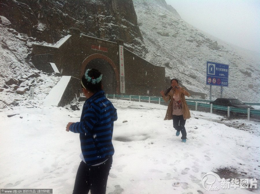 在全国多地持续高温的情况下，昨日下午，有网友微博发文称，新疆217国道独库公路铁力买提隧道路段降起了漫天大雪，同时发布了一组雪景照片，这让身处“火炉”城市的网友们纷纷表示羡慕。