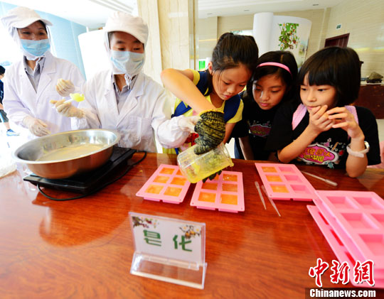 8月14日,来自台湾光复小学学生在动手制作茶籽油香皂.