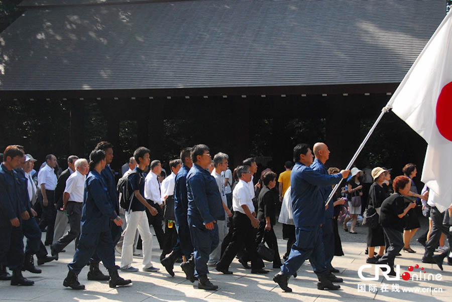 8月15日靖国神社神门外的参拜人群 摄影:王洋