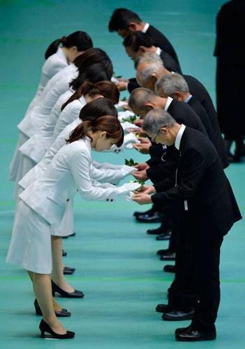 日本首相、天皇出席日本战殁者追悼仪式(组图
