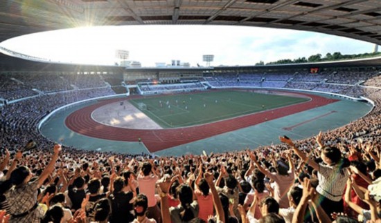 金正恩与市民看足球比赛 庆祝日本投降68周年