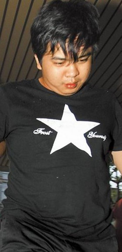 警方昨循线至曹男住处逮人,他进警局驼背、瑟缩在椅上,穿黑色T恤与五分裤,与他在社交网站假扮的高富帅花美男差很大。图自台媒