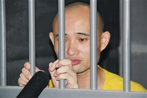 庭审结束后，王春国接受媒体采访 通讯员供图