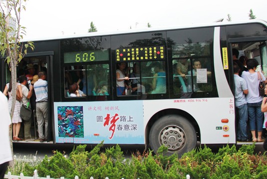 炎夏体验青岛拥挤公交车 1平米站7人蒸桑拿(图)-搜狐青岛