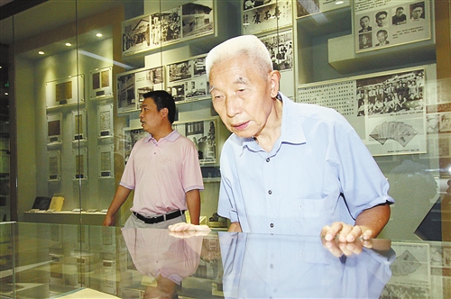 王孝桂老人在红岩革命展览馆观看《千秋红岩