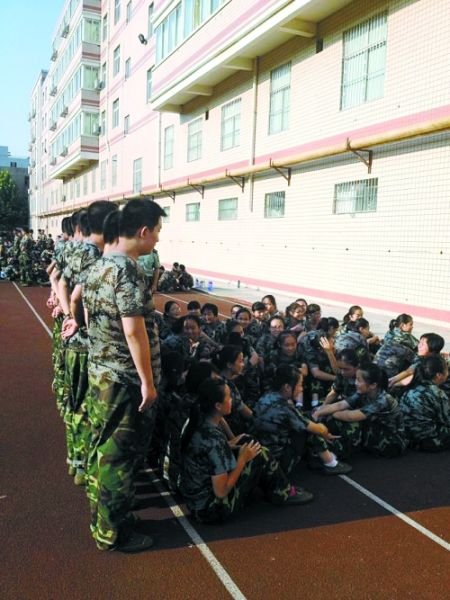 [转载] 高中军训男生自发站成人墙为女生遮阳