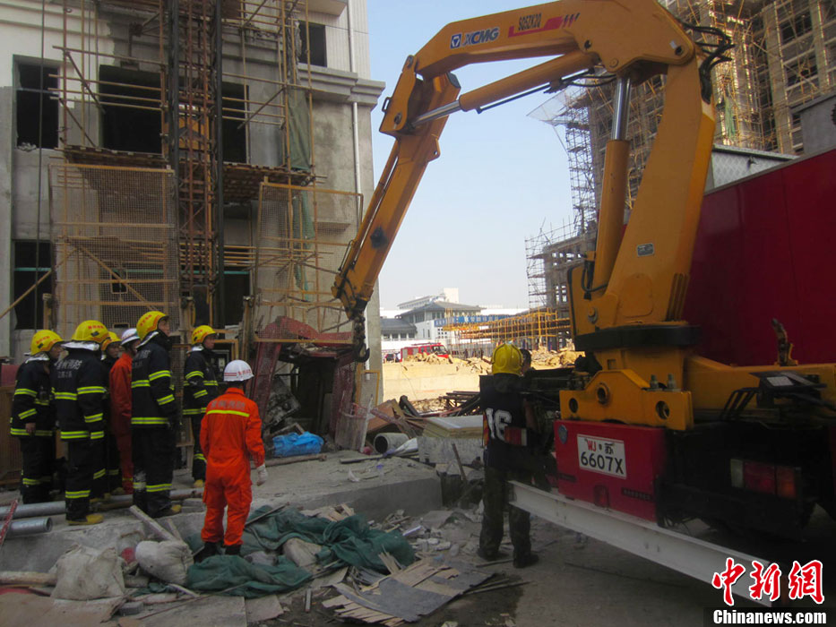 江苏常州一建筑工地施工电梯高层坠落 致5人死