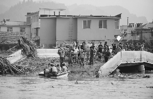8月17日，在辽宁省抚顺市南口前镇，部队官兵用冲锋舟运送受灾群众。 新华社发