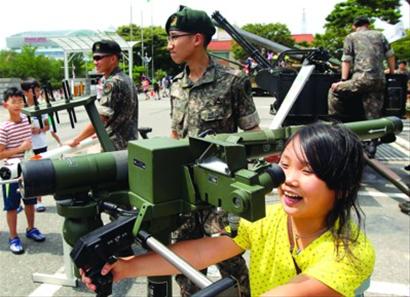 8月18日，韩美军演在即，韩国大田的学生们体验各种武器装备。