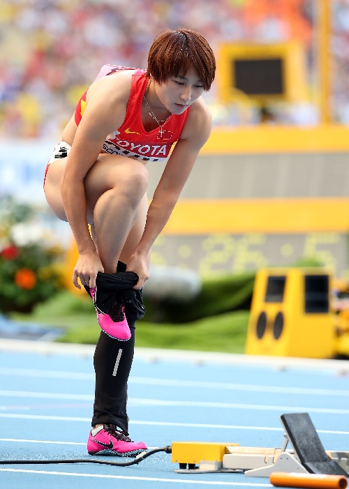 图文:女子4x100米接力预赛 陶宇佳赛前准备