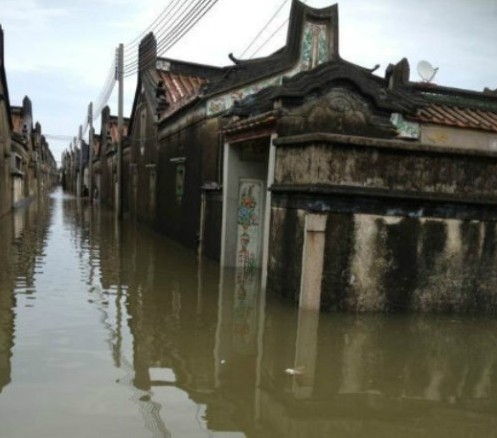 广东汕头溃堤致海水倒灌大量房屋被淹