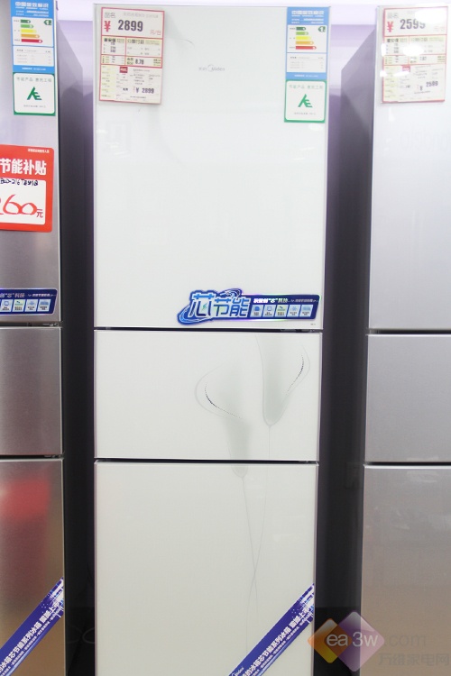 这款美的BCD-216TGM三门冰箱，外观具有中国唯美设计风格，这款采用了水墨花纹设计，瓷白淡雅的机身所为依托。