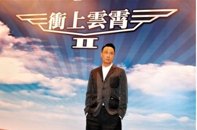 《冲上云霄2》发布会上的吴镇宇。扮演同一个角色，中间跨度长达十年。