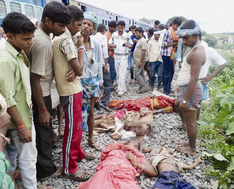 印度火车碾过人群37人丧生(组图)