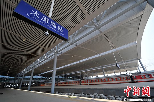 新建太原南站首次通行列车(图)
