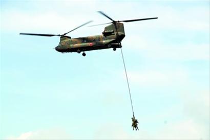 日本陆上自卫队运输直升机进行运兵空降演练