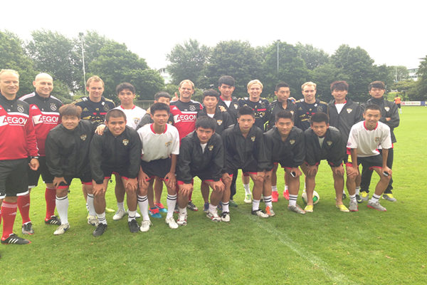 中国球员在荷兰 阿贾克斯众球星支持足球梦