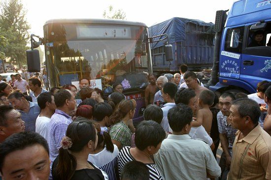 2013年8月20日，河南公交车持刀杀人案受害者亲属聚集在案发现场安阳县岗上村，堵截同一线路公交车，向公交公司讨要说法。
