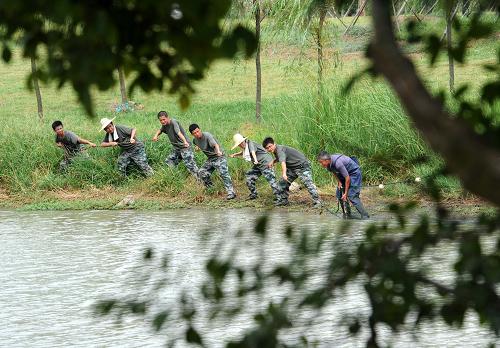 南京:新入职公务员下乡劳动"接地气"(组图)