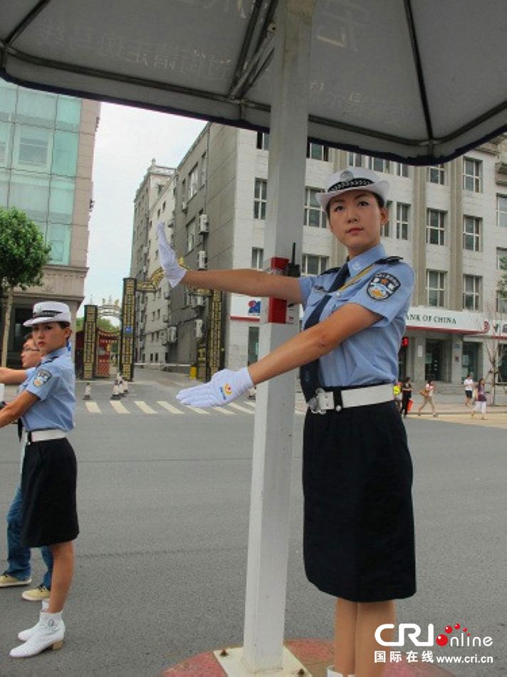 女辅警成为繁忙路口一道亮丽的风景线