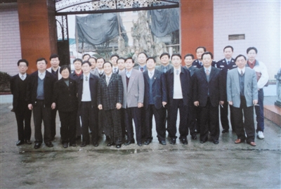 原宜春市几套班子成员与王林在“王府”的合影。