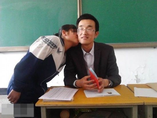 甘肃一中学老师用毕业证要挟女生亲吻 已被停职