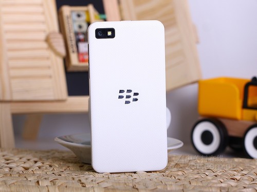 黑莓不玩全键盘 BB10经典黑莓Z10仅2599