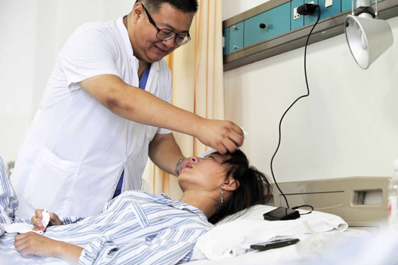 老婆在家里快生了,怎么办?