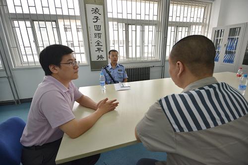 8月23日,在天津市津西监狱,击水律师事务所律师为服刑人员解答法律