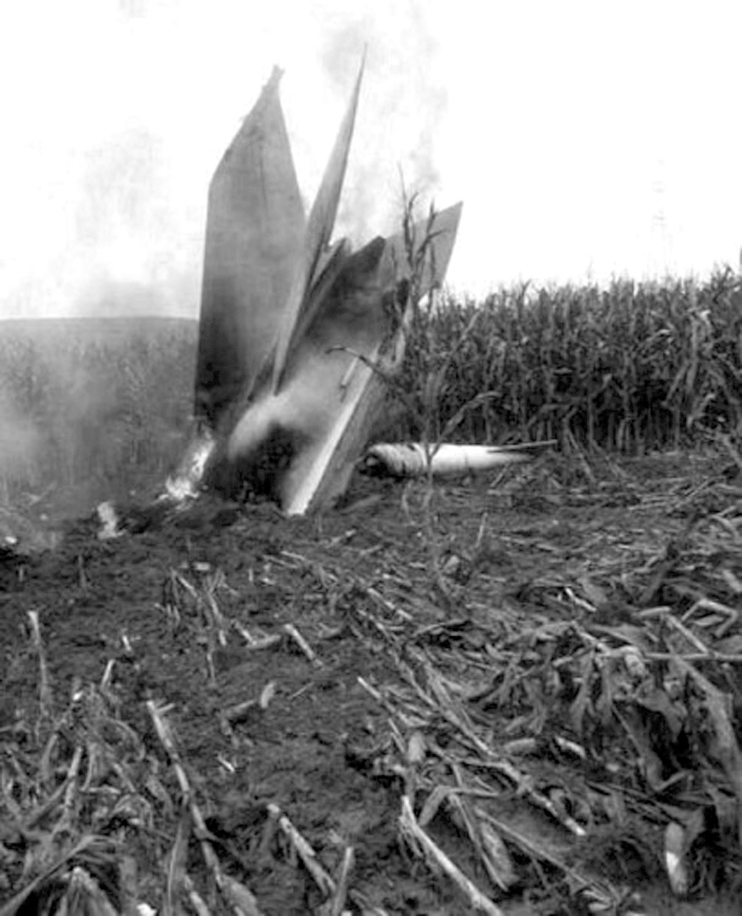 高清镜头拍摄坠毁的飞机残骸让人感到灾难的可怕