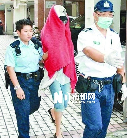 这位把自己裹得严严实实从案发现场走出的女子疑似沈星本人。