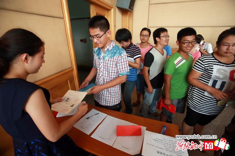 助学金发放仪式现场。燕赵都市报记者 孟宇光/摄