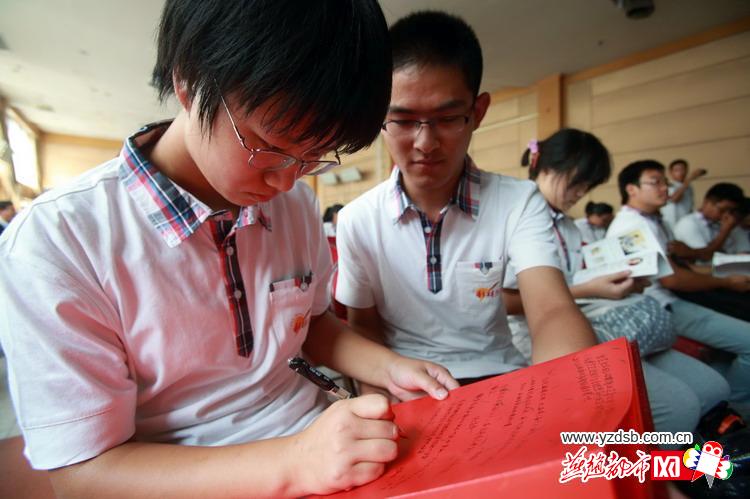 助学金发放仪式现场。燕赵都市报记者 孟宇光/摄